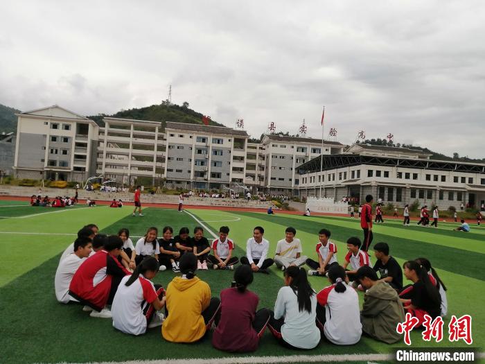 二十大代表风采丨“千里背母上大学”的刘秀祥返乡任教十年：一个都不放弃